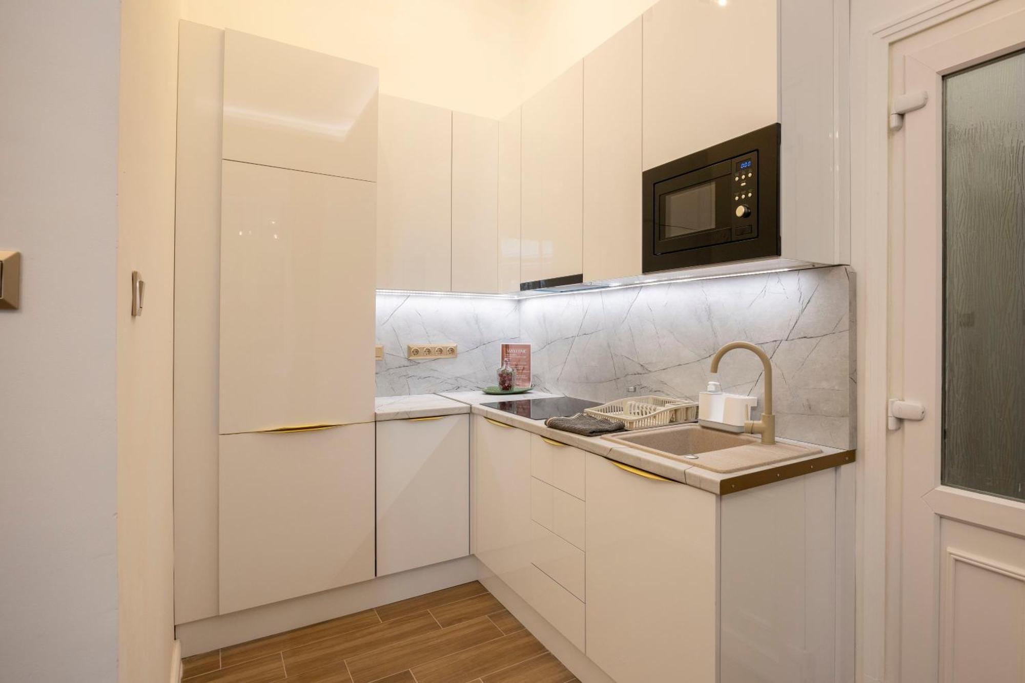 Exclusive Downtown Quentin Residence By Prestige Homes Будапеща Екстериор снимка
